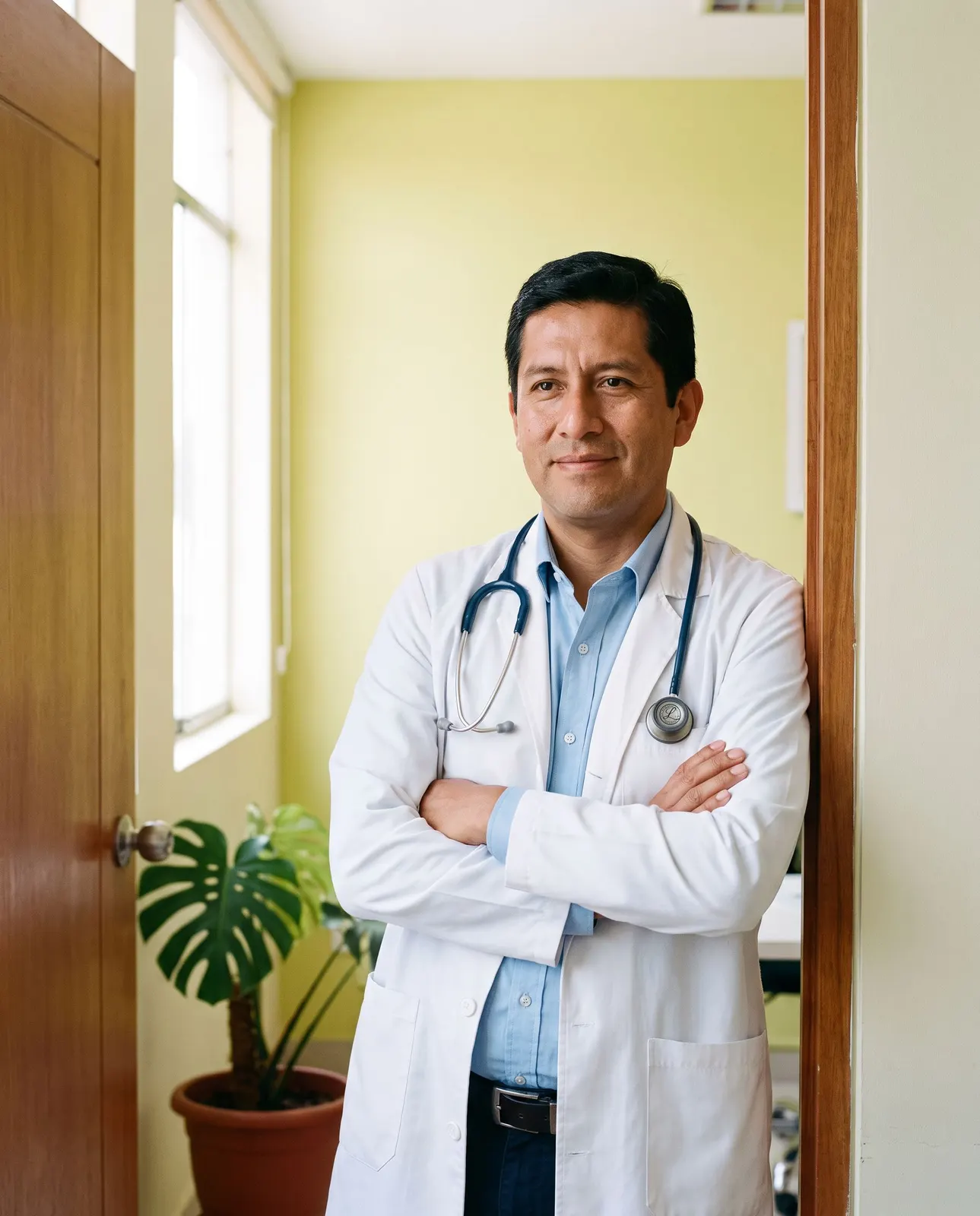 Médico en la puerta de su consultorio en Lima